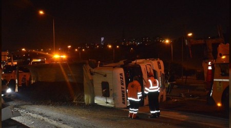 Kağıthane'de hafriyat kamyonu devrildi