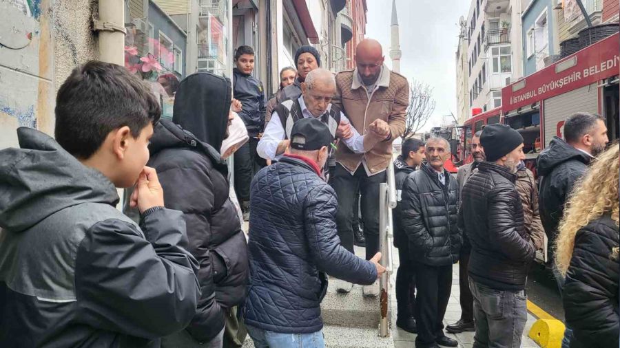Kağıthane'deki yangında mahsur kalan yaşlı çifti vatandaşlar kurtardı