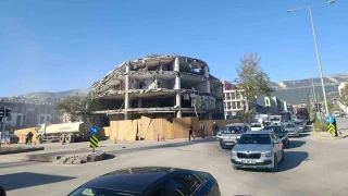 Kahramanmaraş'ta depremde hasar alan iş merkezi yıkıldı