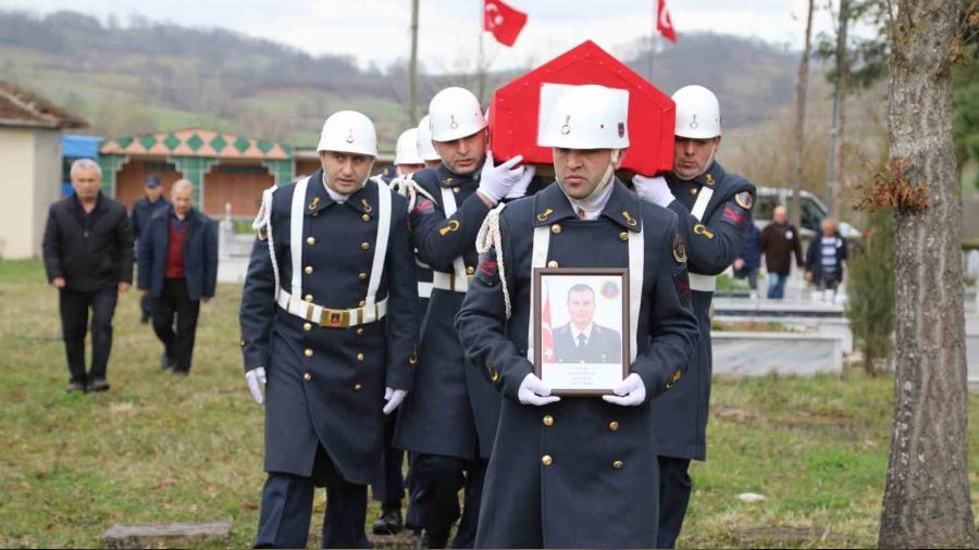 Kalbine yenik d��en uzman �avu� topra�a verildi