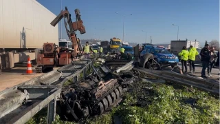 Kamyon bariyerlere saplan�p demir y���n�na d�nd�