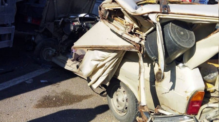 Kamyona çarpan otomobil kağıt gibi ezildi: 1 yaralı