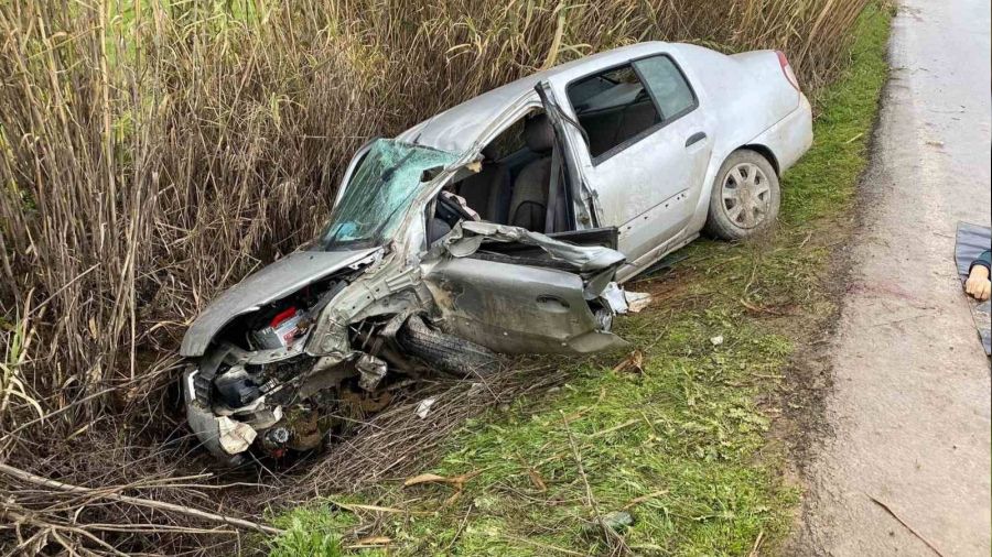 Kamyonla �arp��an otomobil kanala d��t�