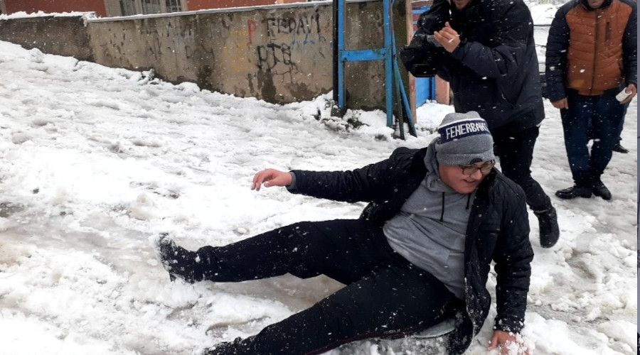 Kar ya��nca vatanda�lar k�s�tlamay� unuttu