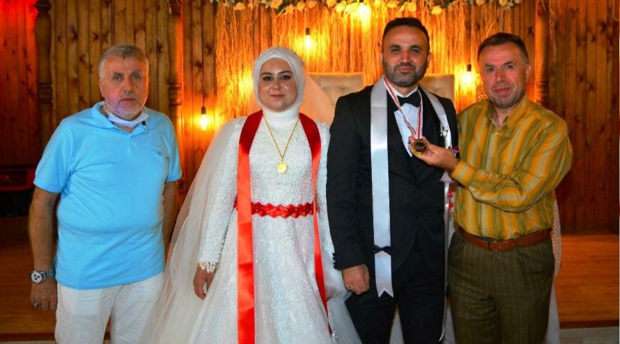 Karab�k'te gelin ve damada kripto para tak�ld�