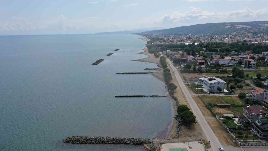 Karadeniz Samsun sahillerini yutuyor