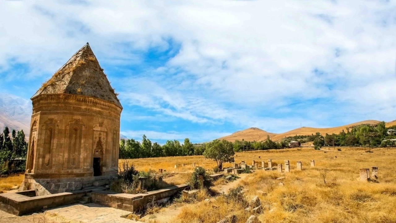Karakoyunlu'nun mirası: Halime Hatun Kümbeti