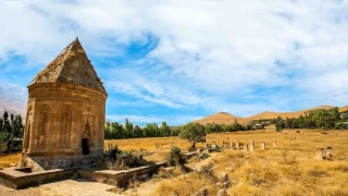 Karakoyunlu'nun mirası: Halime Hatun Kümbeti