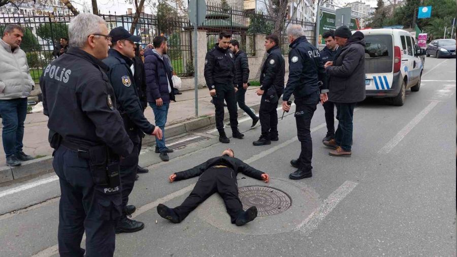 Kardeşini bıçaklayan genç sokakta baygın bulundu