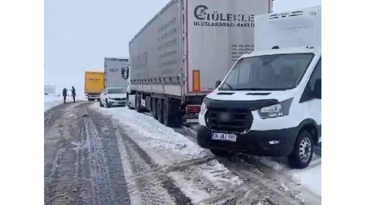 Kars-Ardahan karayolunda tırlar yolda kaldı
