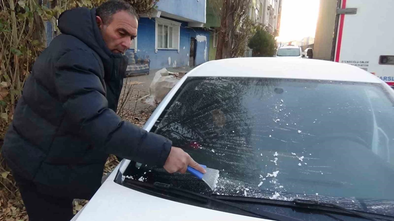 Kars buz kesti: Dondurucu soğuklar hayatı olumsuz etkiliyor