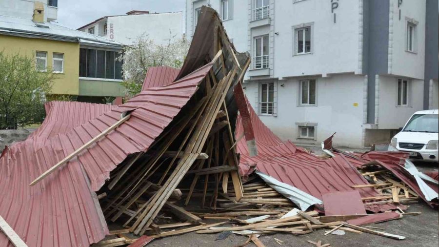 Kars'ta fırtına çatıları uçurdu