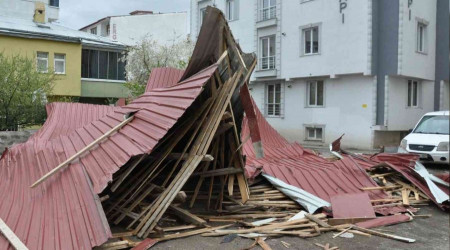 Kars'ta fırtına çatıları uçurdu