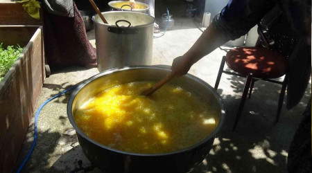 Kars'ta kadınların sarı yağ mesaisi başladı