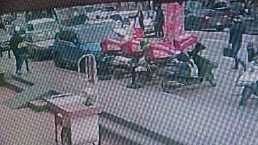 Kartal'da ilginç kaza: Kaza yapan otomobil iki teker üzerinde ilerledi
