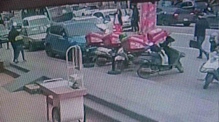 Kartal'da ilginç kaza: Kaza yapan otomobil iki teker üzerinde ilerledi