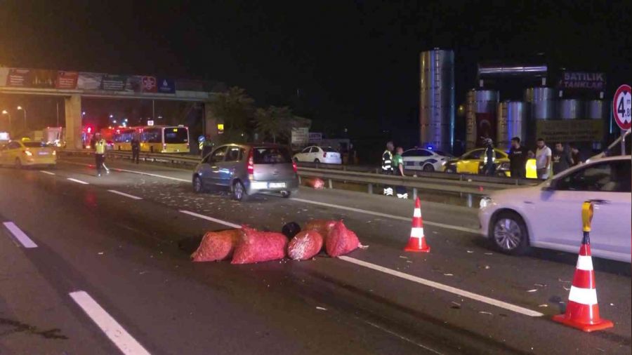 Kartal'da motosiklet kamyonete arkadan çarptı