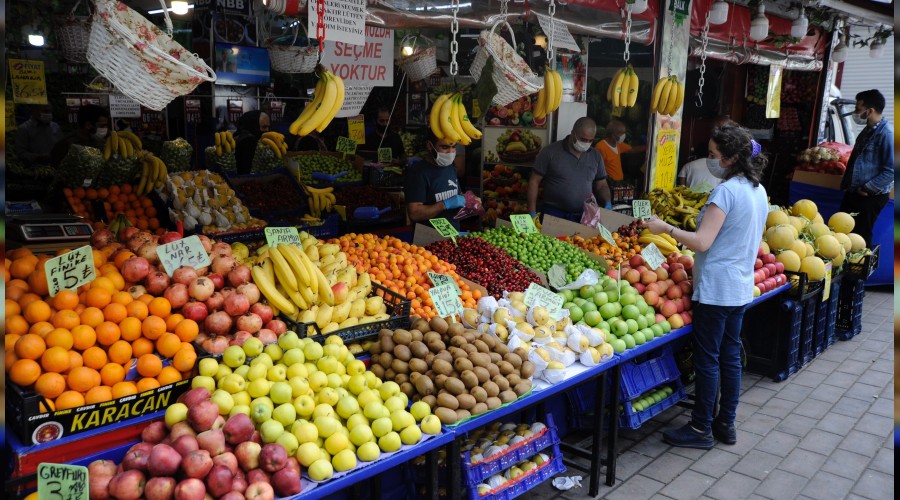 Kasap ve manavlarda yo�unluk oldu