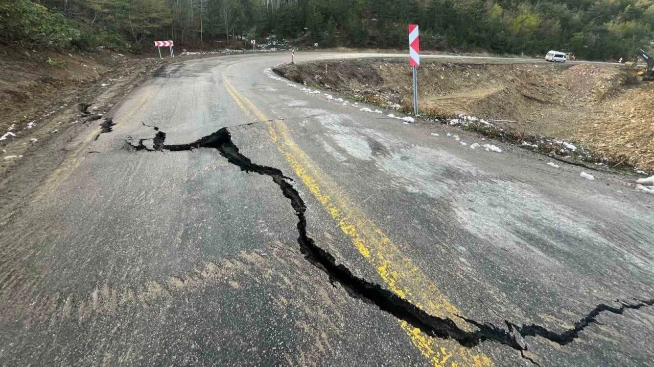 Kastamonu'da heyelan sebebiyle yol çöktü