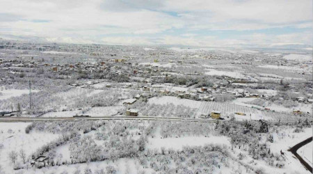 Kays baheleri beyaz gelinliini giydi