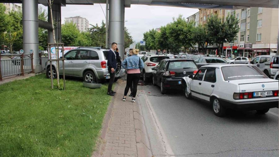 Kayseri'de 9 ara� birbirine girdi