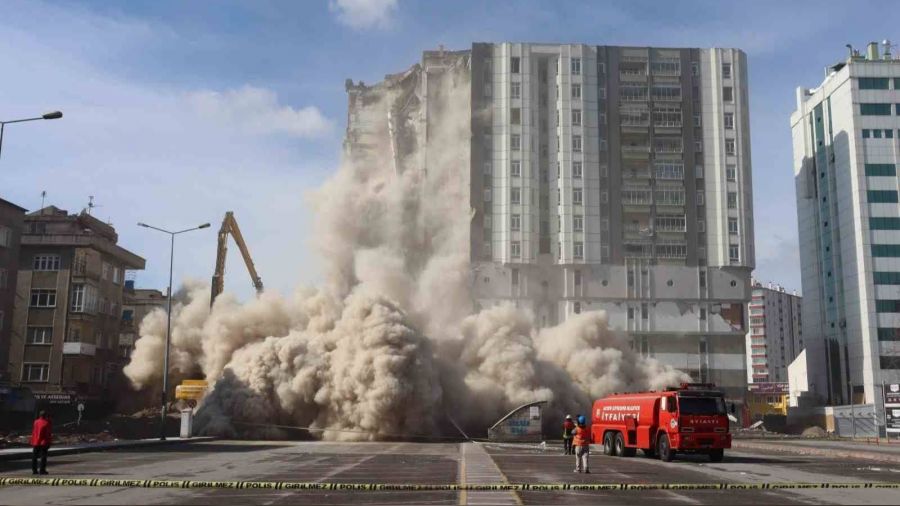 Kayseri'de a��r hasarl� yap� 851'e ��kt�