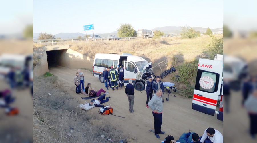 Kaza yapan turistler yola sa��ld�