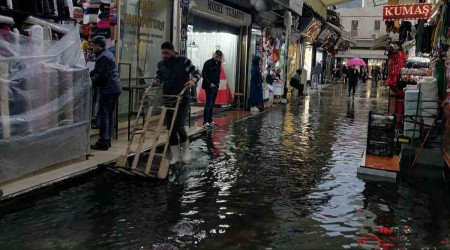 Kemeraltı Çarşısı yağmura teslim