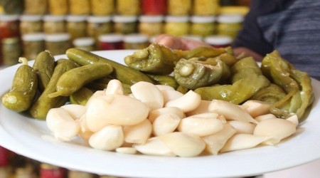 Kendisi de, turusu da yok satyor