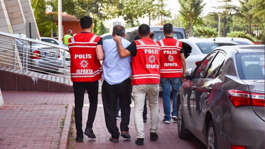 Kendisini polis olarak tan�t�p vatanda�� doland�rd�