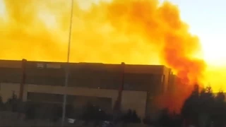 Kimyasal sızıntı alarmı: Gökyüzünü turuncu duman kapladı