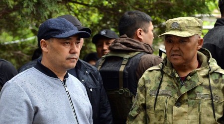 Kırgızistan Cumhurbaşkanı Caparov, Tacikistan sınırında