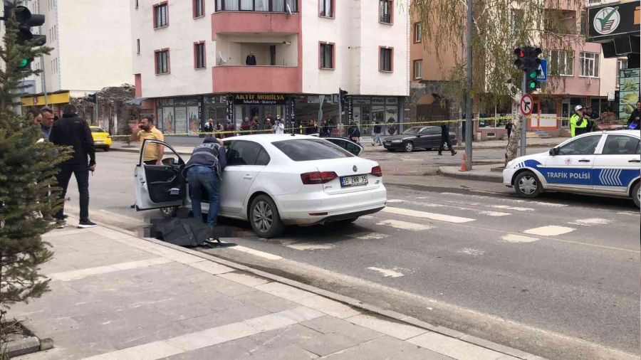 Kırmızı ışıkta silahlı saldırı: 1 ölü, 1 yaralı