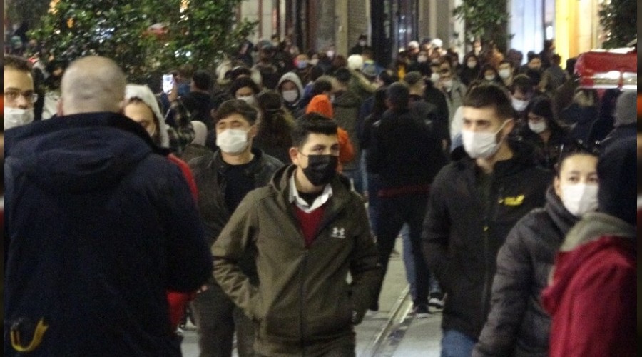 Kısıtlama öncesi İstiklal Caddesi'nde yoğunluk