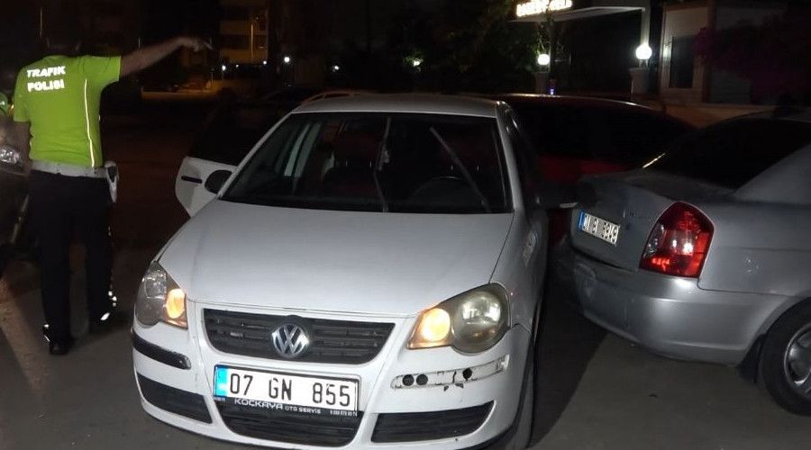 K�s�tlama saatinde polisi pe�ine takt�: 2 araca �arp�p yakaland�