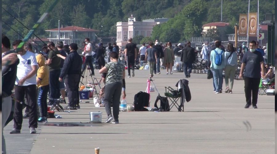Kısıtlamasız ilk cumartesi Emirgan sahili doldu