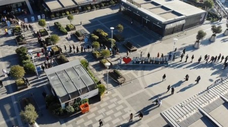 Kısıtlamaya saatler kalan AVM önünde metrelerce kuyruk oluştu