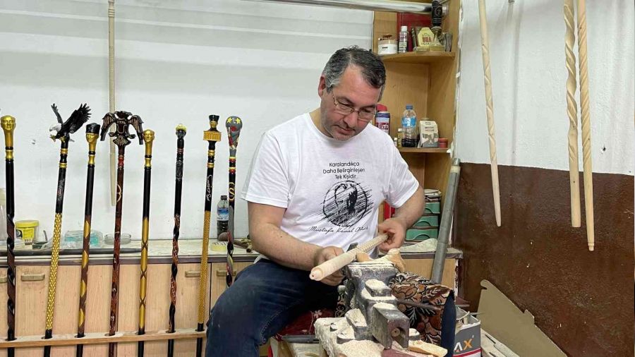 Kızılcık ağacı sanat eserine dönüşüyor