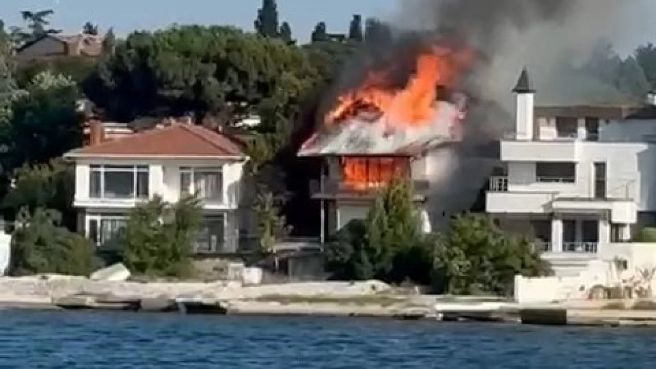 Kocaeli'de 2 katlı yalı cayır cayır yandı