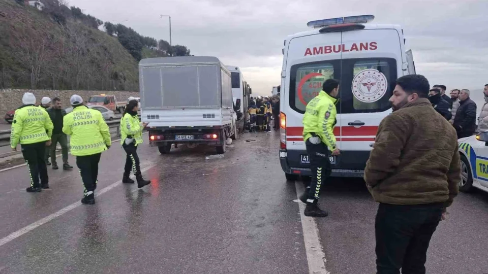 Kocaeli'de 3 ara�l� zincirleme kaza: 7 yaral�