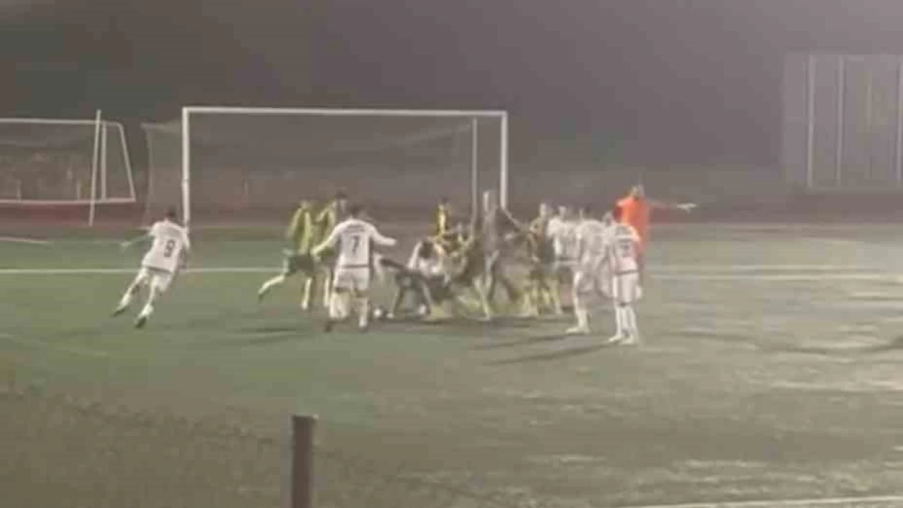 Kocaeli'de amatr mata futbolcular tekme tokat birbirine girdi