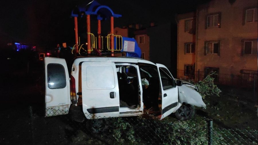 Kocaeli'de ara� �ocuk park�na u�tu: 1 �l� 1 yaral�