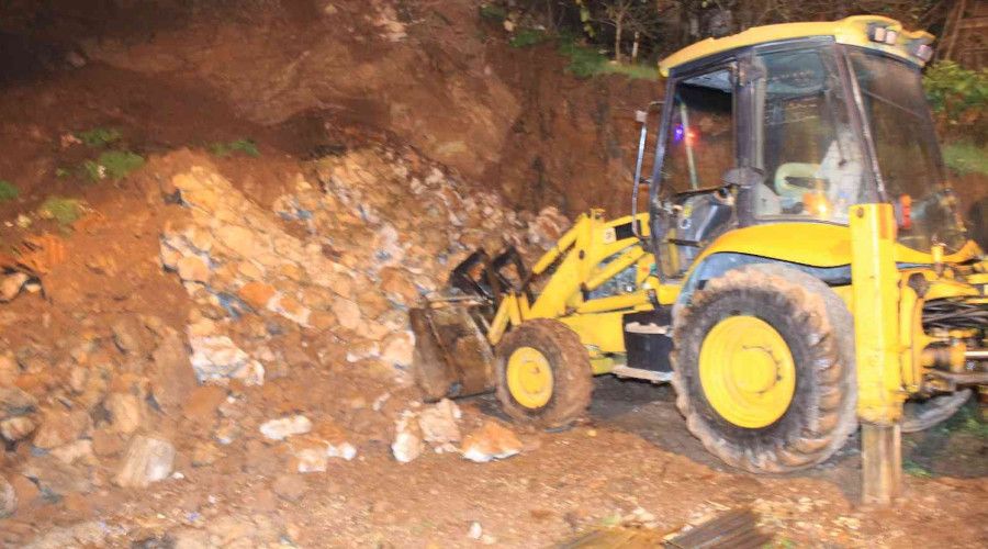 Kocaeli'de istinat duvarı yıkıldı, 2 ev boşaltıldı