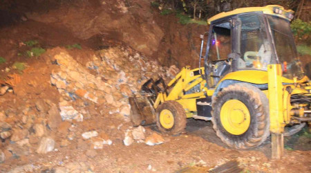 Kocaeli'de istinat duvarı yıkıldı, 2 ev boşaltıldı