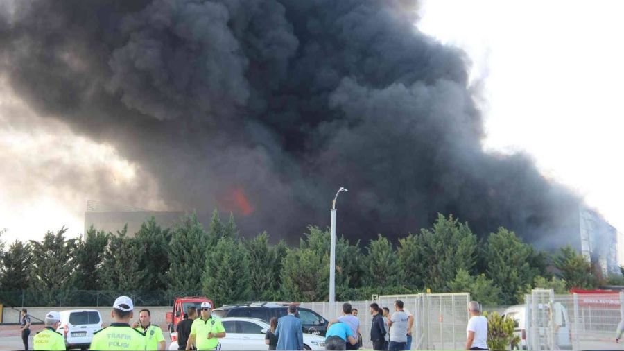 Konya'da boya fabrikas�nda b�y�k yang�n