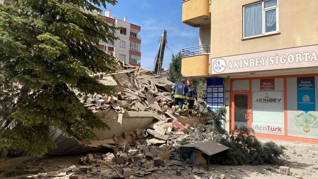 Konya'da y�k�m a�amas�ndaki 6 katl� bina ��kt�