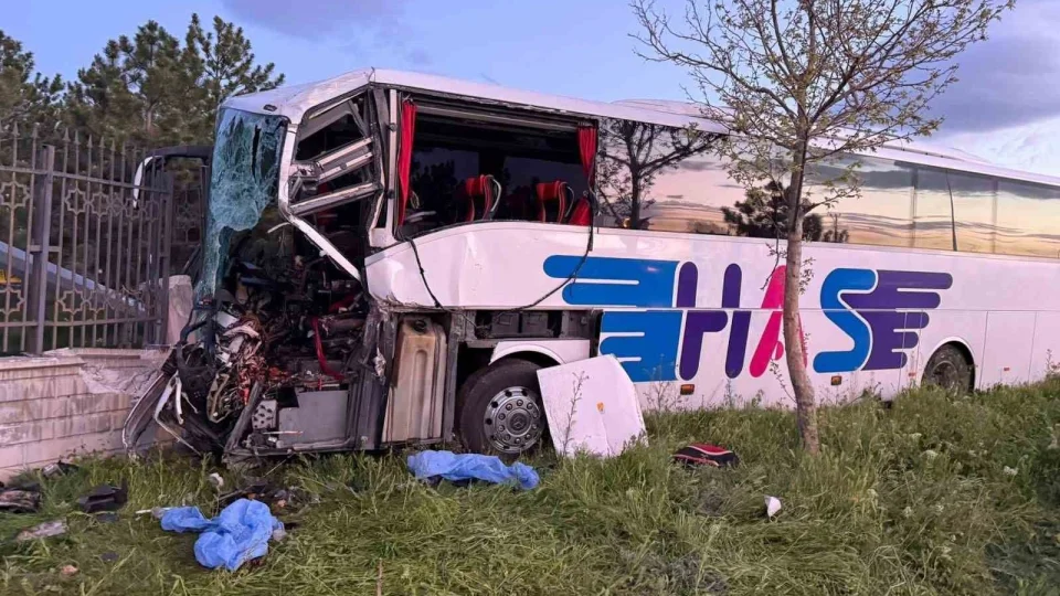 Konya'da yolcu otob�s� kazas�: 1 �l�, 8 yaral�