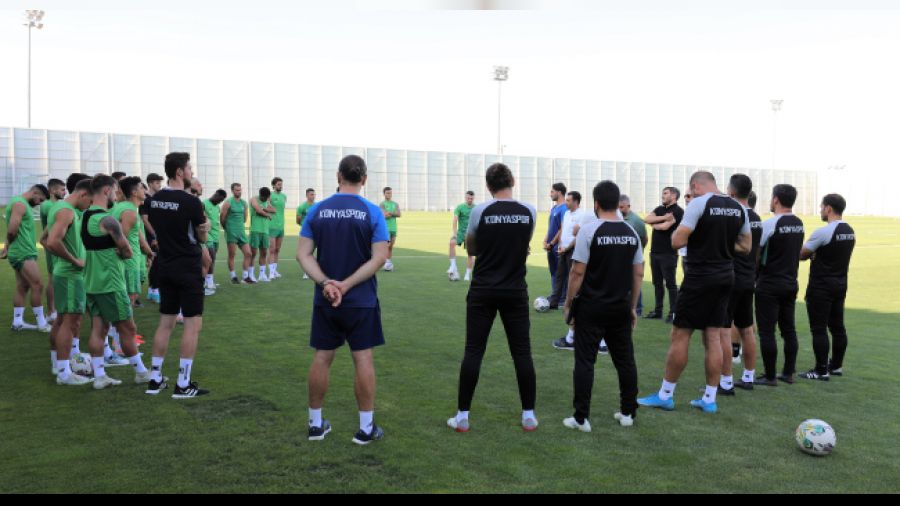 Konyaspor Antalya'da g�� depoluyor