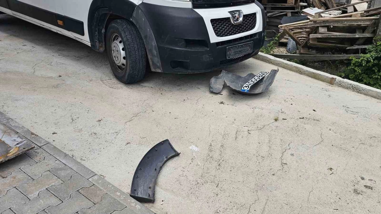 Köpekler karavanın tamponunu parçaladı