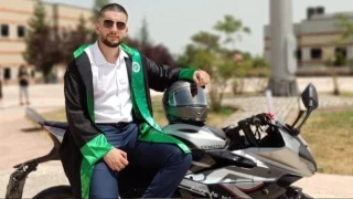 Köpeklerden kaçarken kaza yapan genç yaşam savaşı veriyor